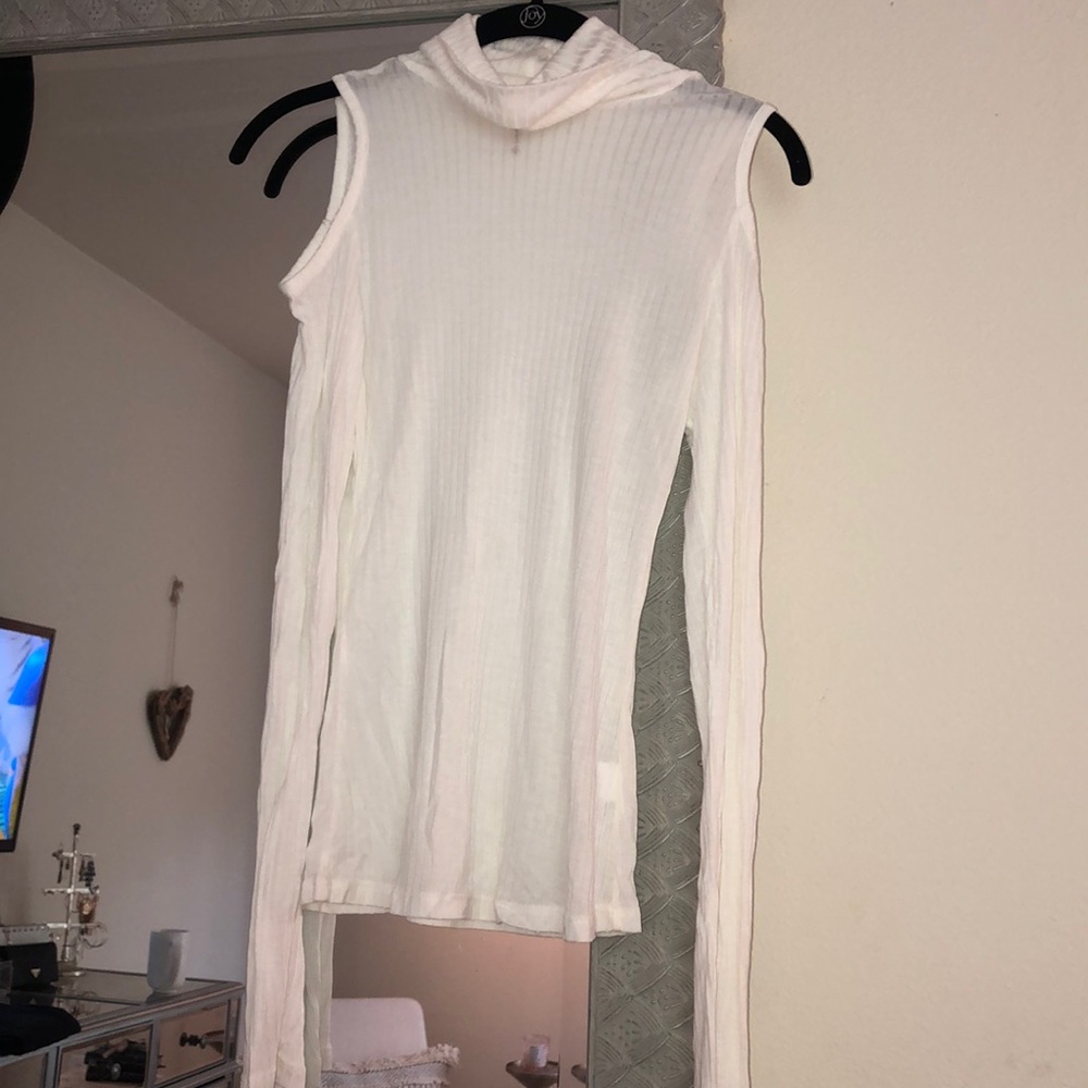 Emma & Sam turtleneck with shoulder cut outs